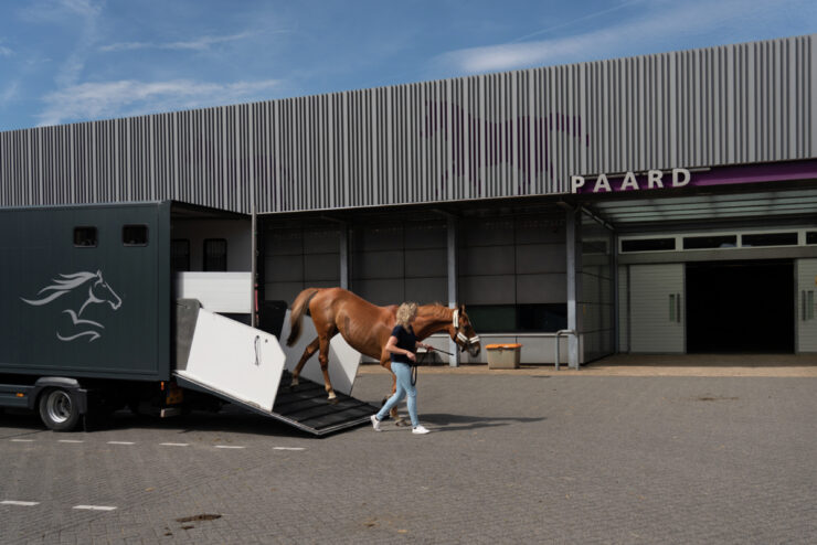 Parkeerplaats bij de Universiteitskliniek voor Paarden in Utrecht.